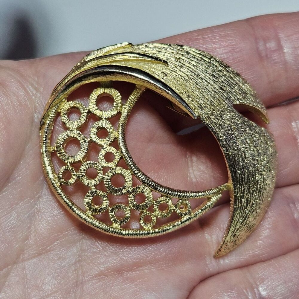 Vintage Gold Tone Swirly Textured Brooch